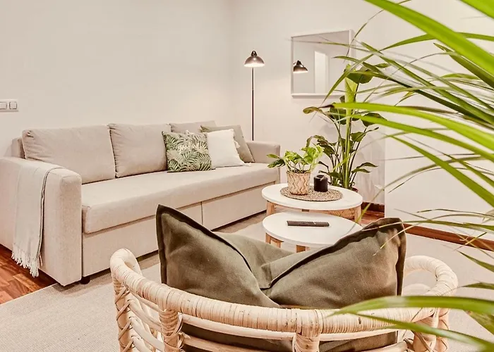 Quiet Marina Gardens Apartment